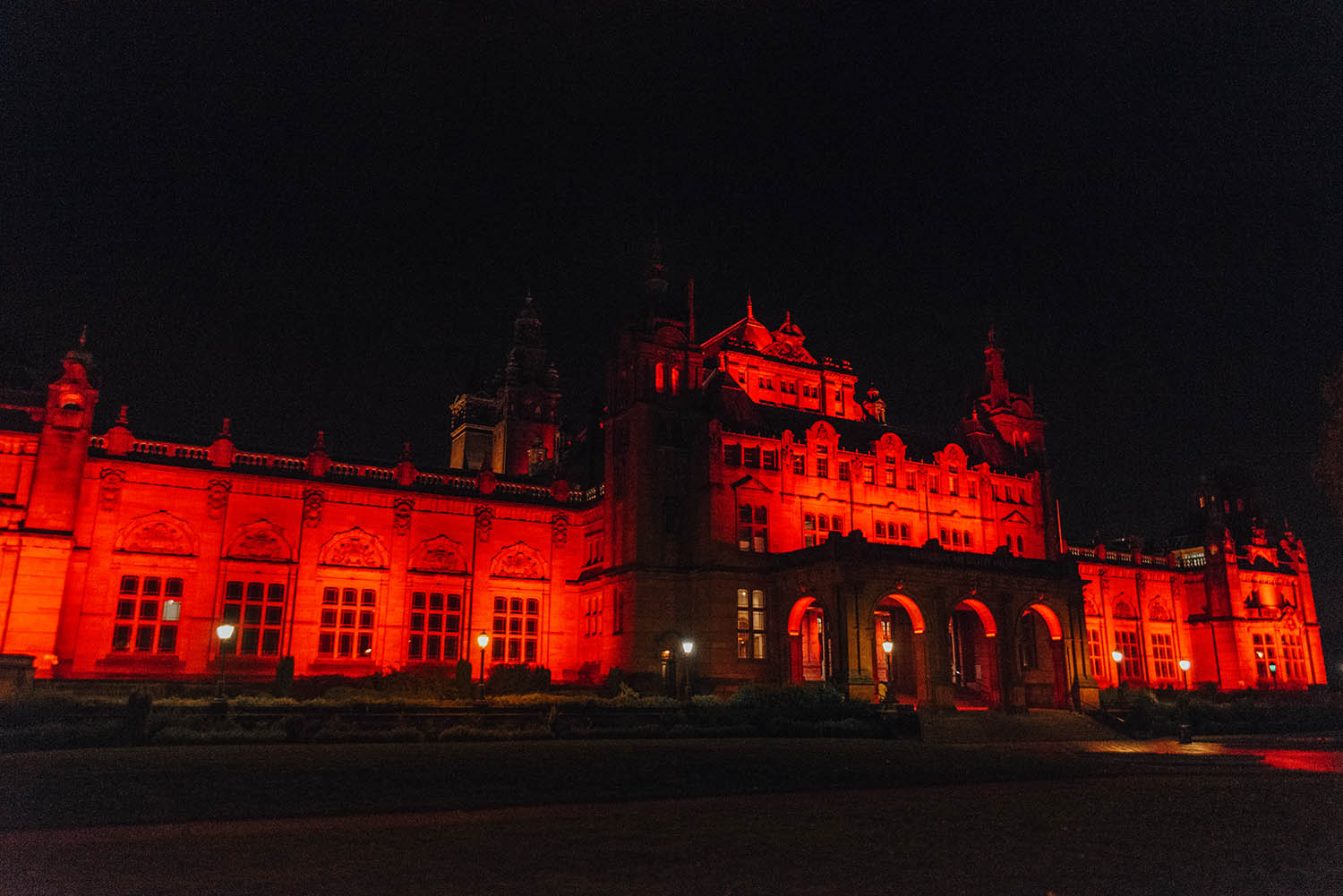 The Glasgow Kelvingrove Art Gallery and Museum upplyst på kvällen