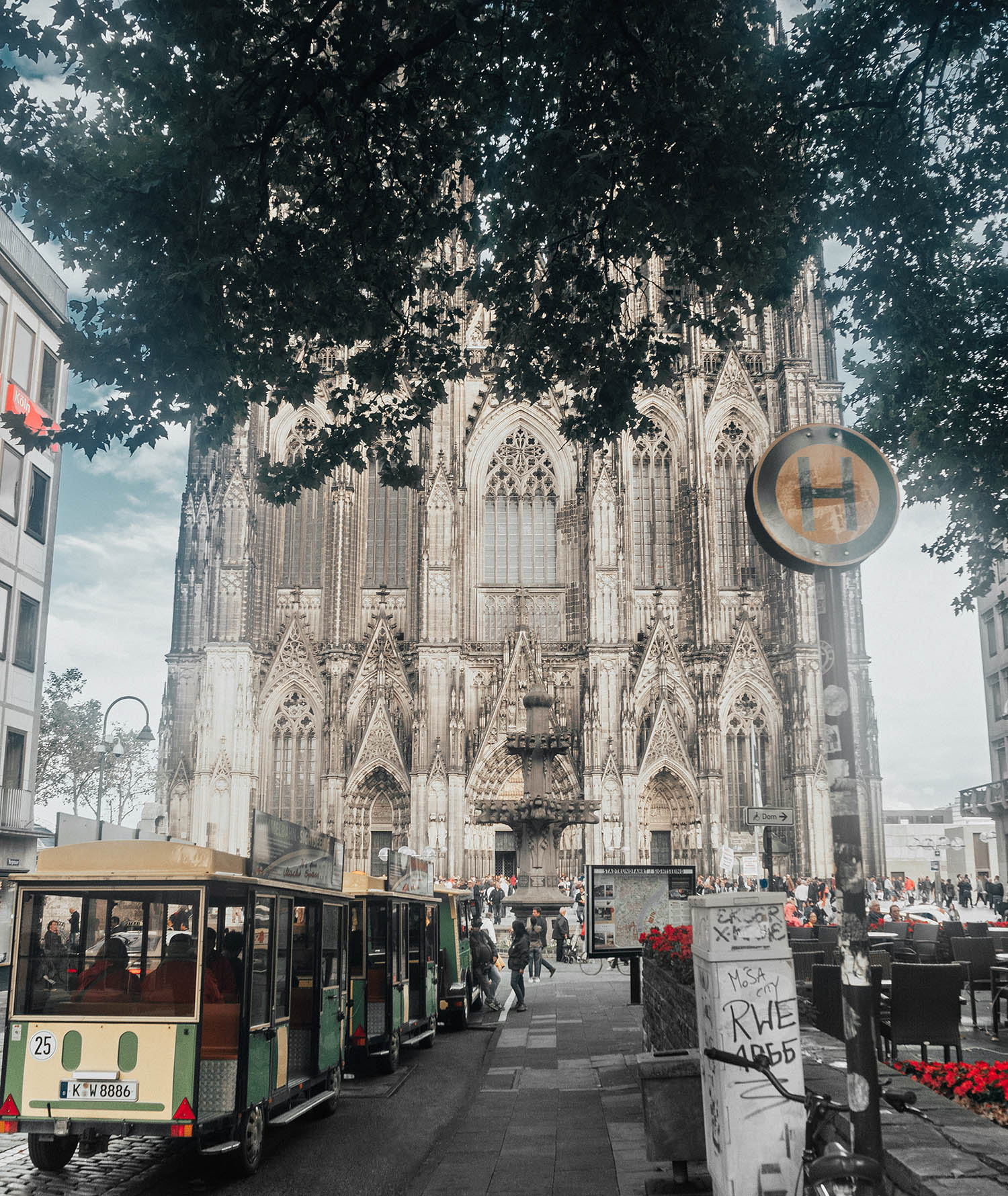Vacker gata framför Kölnerdomen i Köln, Tyskland