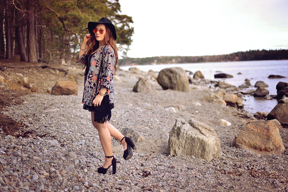 Outfit: Kimono, fransar och hatt - Strandvägen i Nynäshamn 