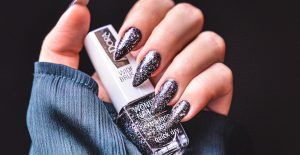 Glittrande nyårsnaglar med IsaDora Black Galaxy & Holographic Nails