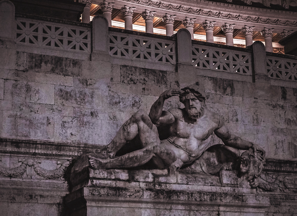 Roman statue by Piazza Venezia