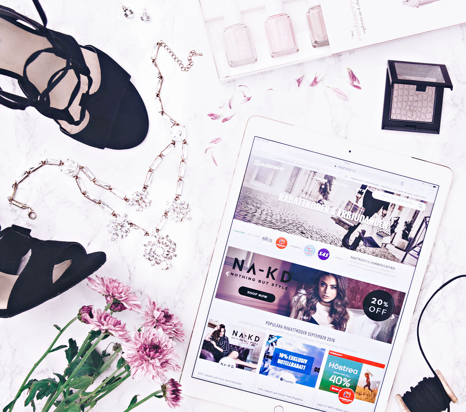 Flatlay with iPad Pro & Rabatterat.nu, jewelry, shoes & flowers