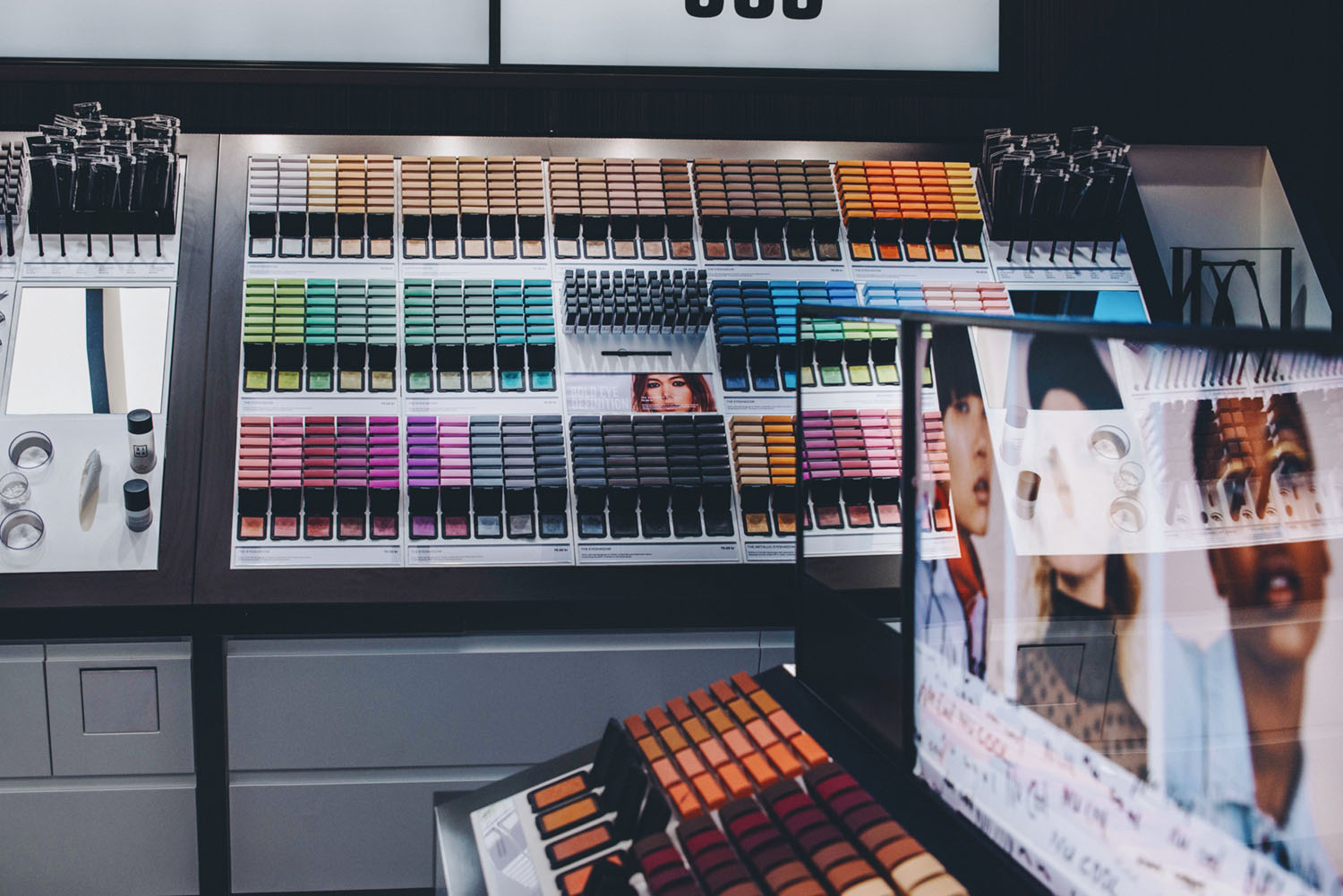 3ina Colorful Makeup Store