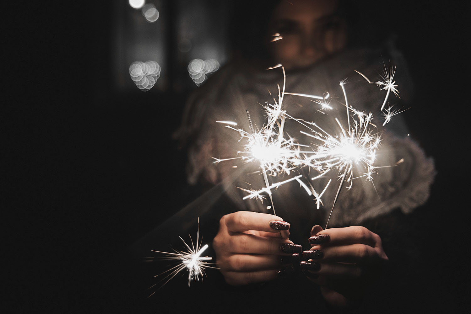 Nyårslöften / New Year's resolution - Happy girl holing sparkler