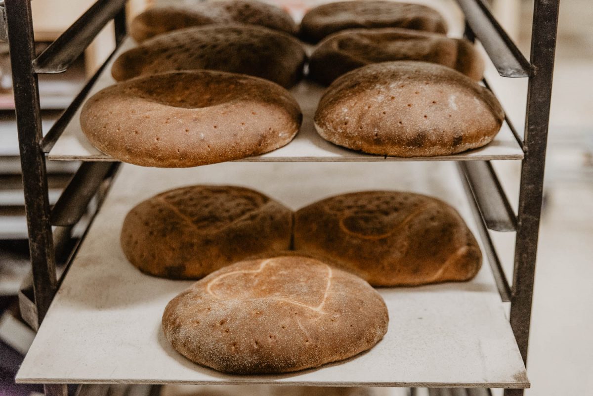 Nybakade bröd på Baka - Bageri, Konditori & Butik på Åland
