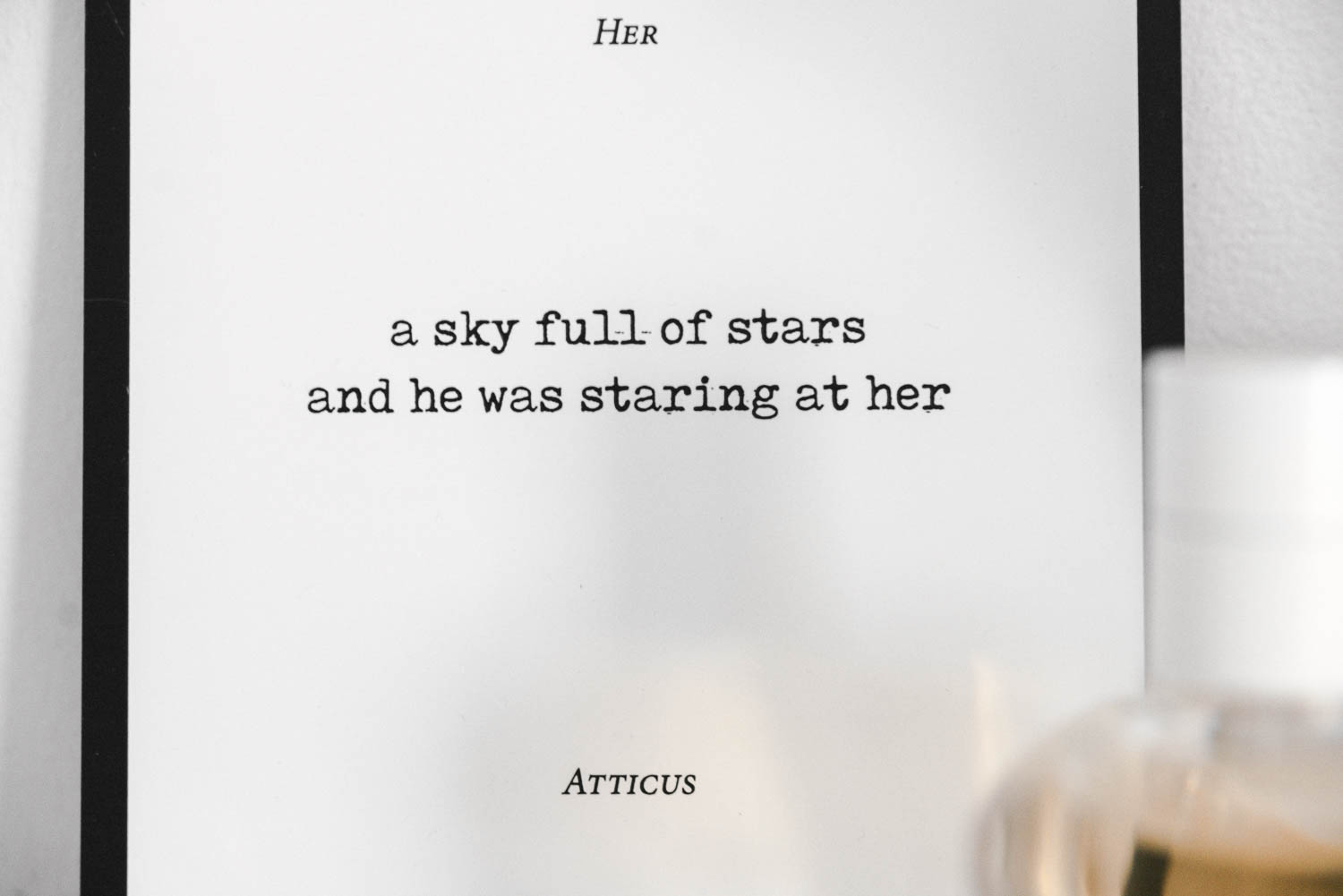 "a sky full of stars and he was staring at her" - Atticus | Egendesignad skylt