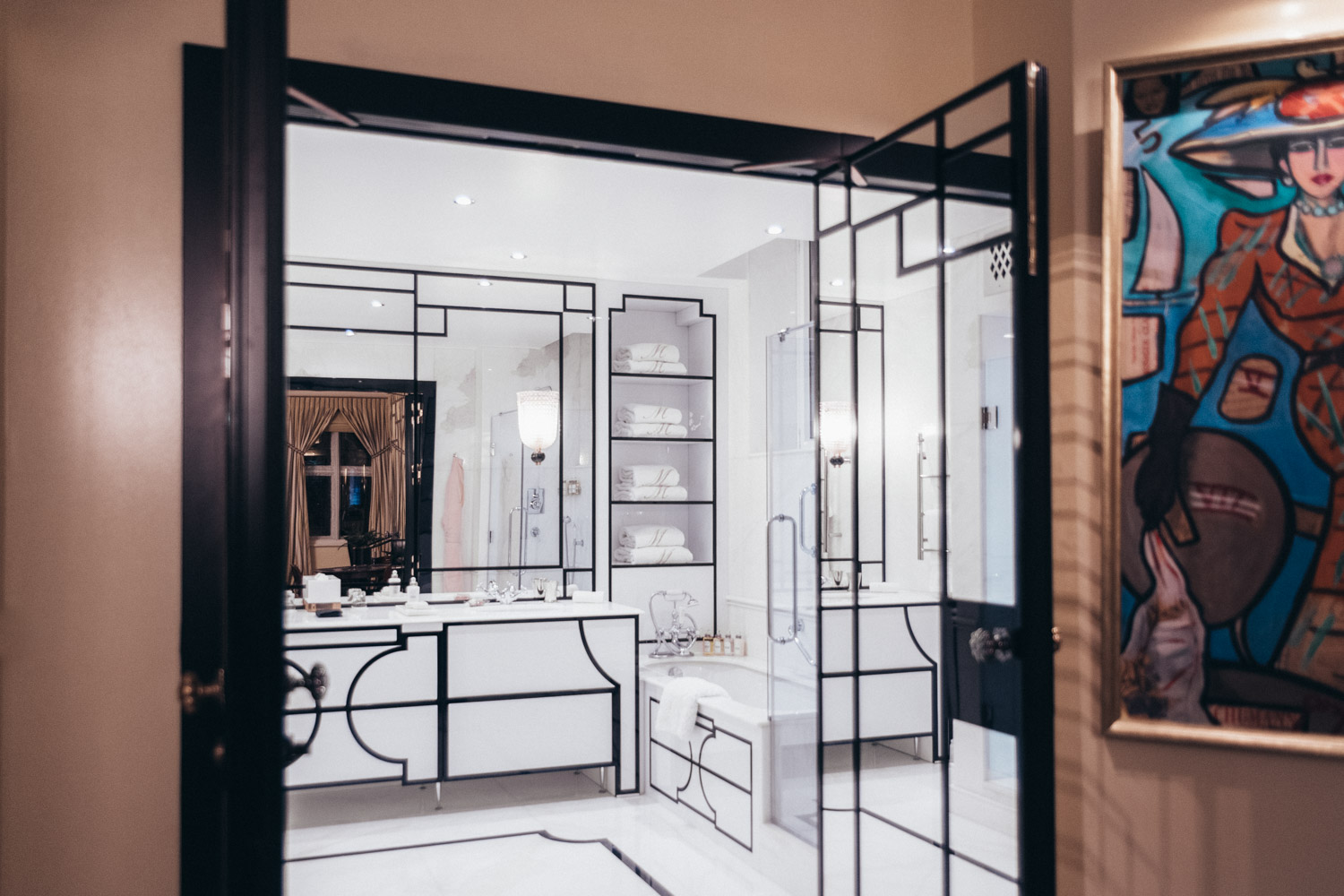 Luxury Bathroom, The Milestone Hotel and Residences