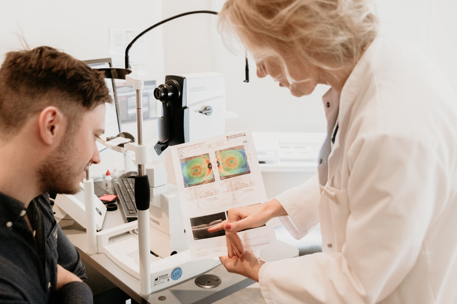 Optiker går igenom resultat av syntester på LAAC i Riga