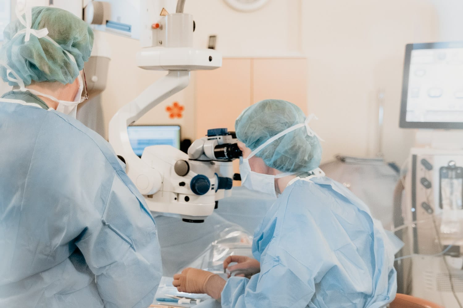 Ögonläkare genomför ICL-operation på Latvian American Eye Center (LAAC), Riga, Latvia