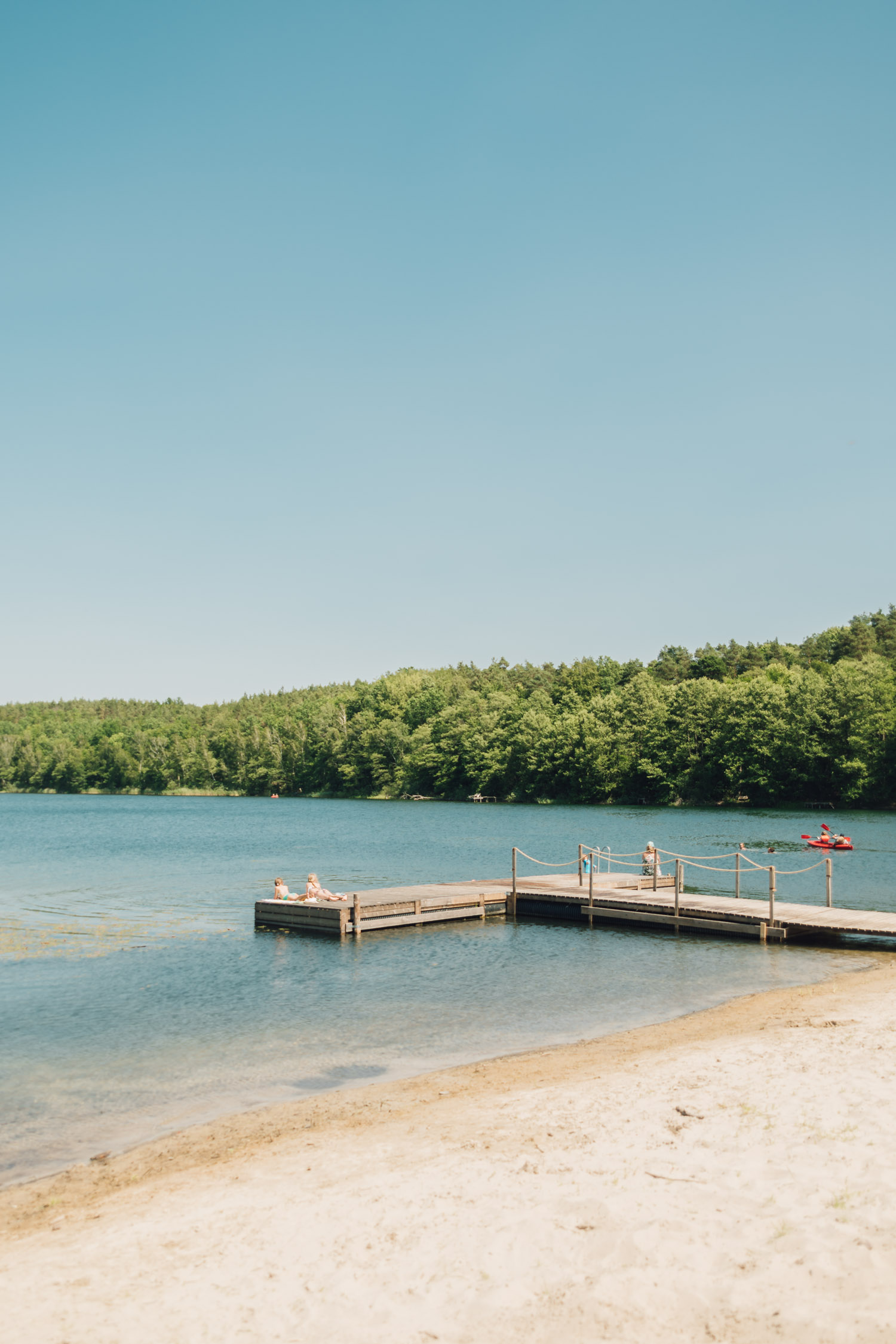 Vid sjön Jezioro Trzebin finns utöver en sandstrand både kanot- och paddelbåtuthyrning.