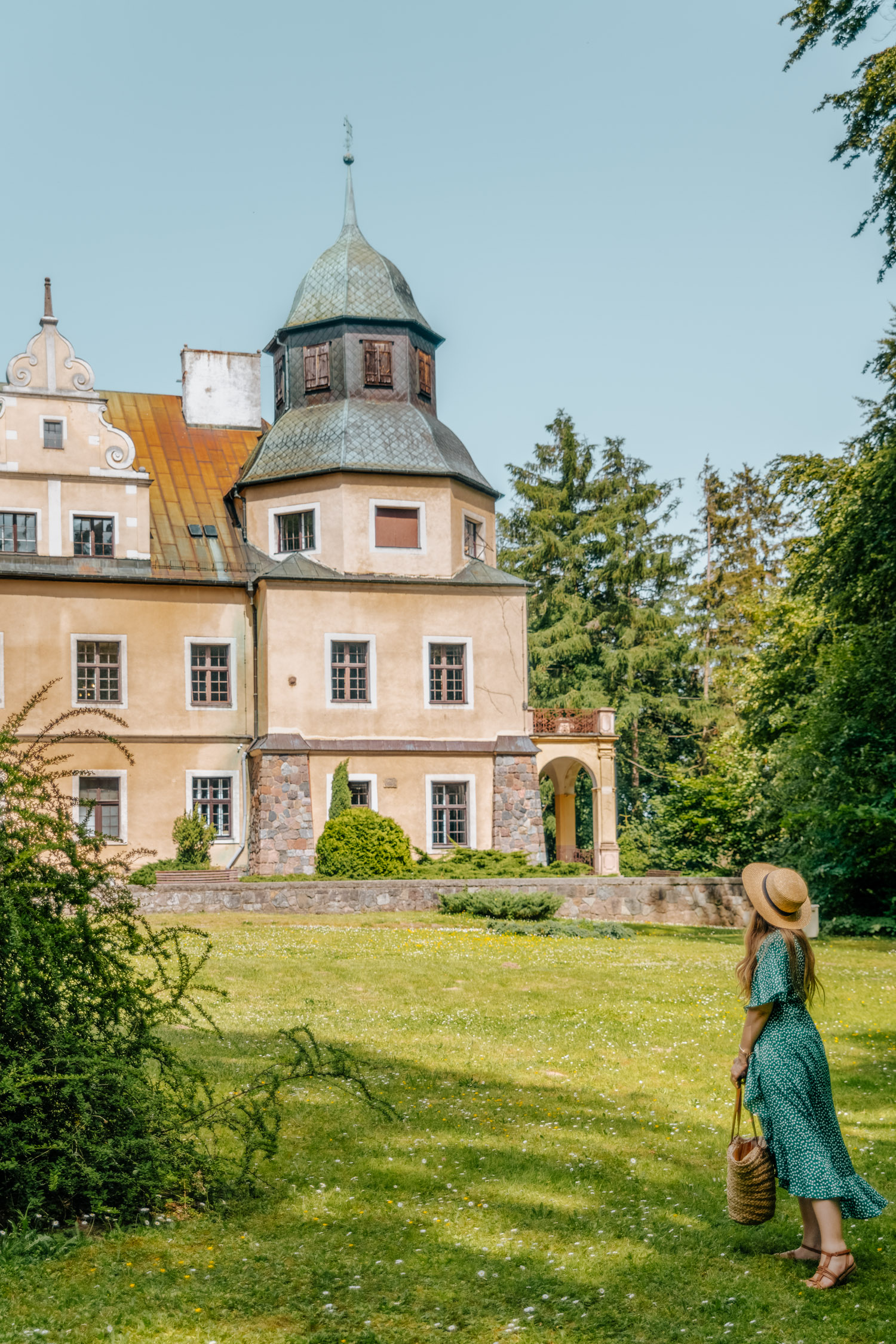 Explore the castle Zamek w Goraju.
