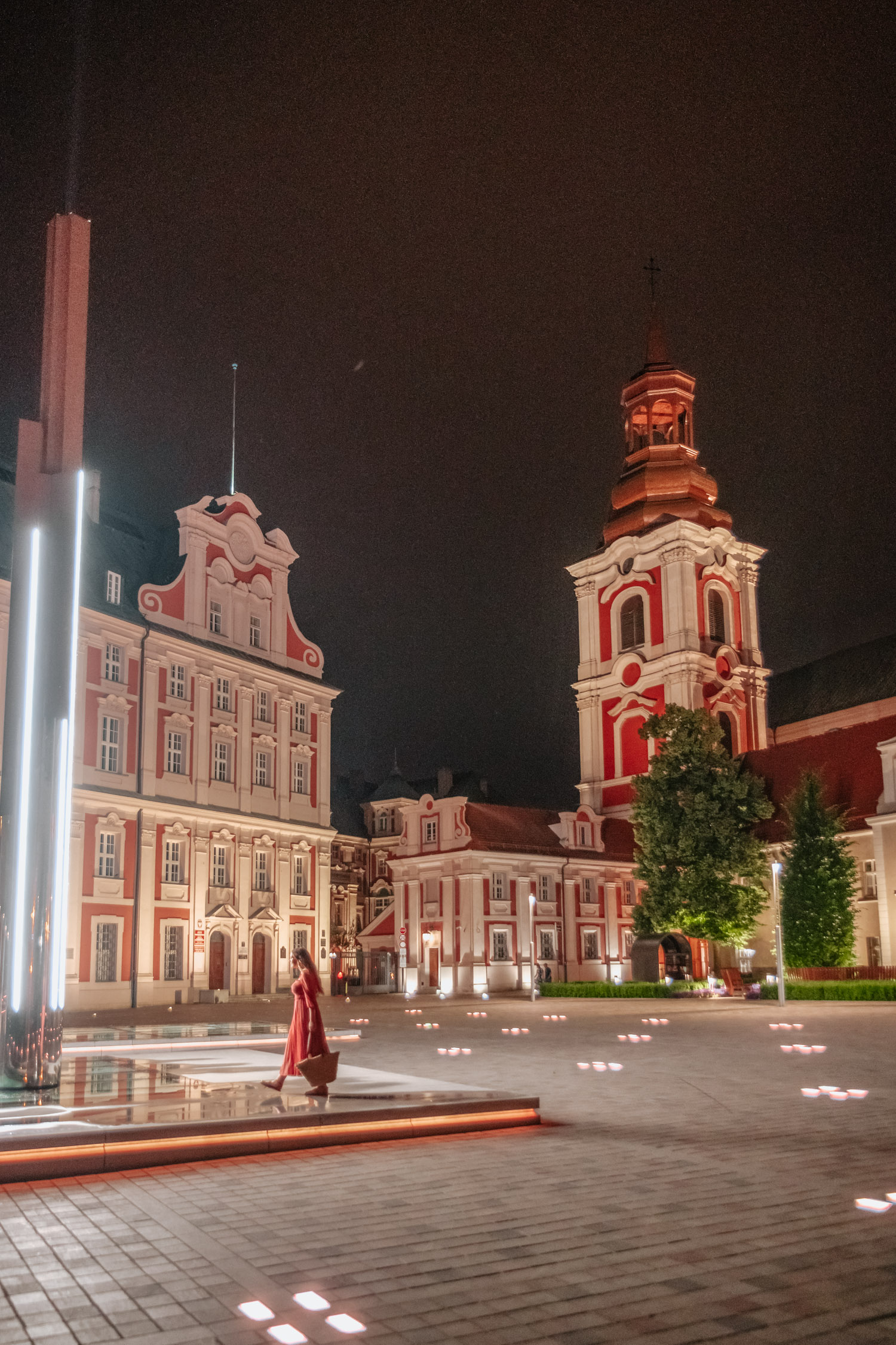 Franciskanska kyrkan på kvällen i Poznań.